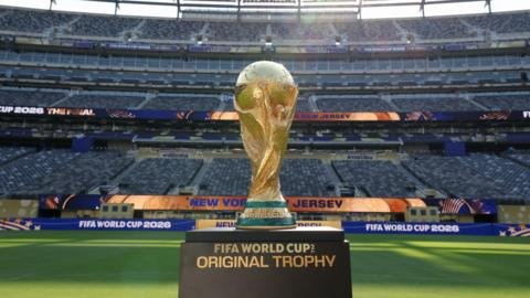 كأس العالم الأطول في التاريخ يختتم الليلة: صراع الأرجنتين وإسبانيا على المجد 9 صورة لملعب كرة قدم مضاء ليلاً، يرمز لختام بطولة كأس العالم الأطول في التاريخ.