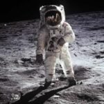 باحث أمريكي يجدد الجدل حول هبوط الإنسان على القمر عام 1969 8 صورة رائد فضاء على سطح القمر مع مركبة فضائية