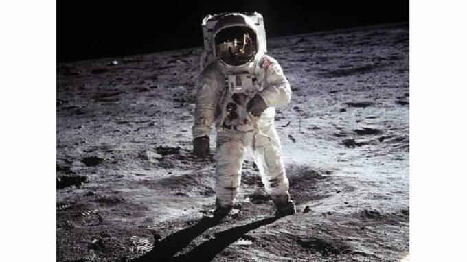 باحث أمريكي يجدد الجدل حول هبوط الإنسان على القمر عام 1969 9 صورة رائد فضاء على سطح القمر مع مركبة فضائية
