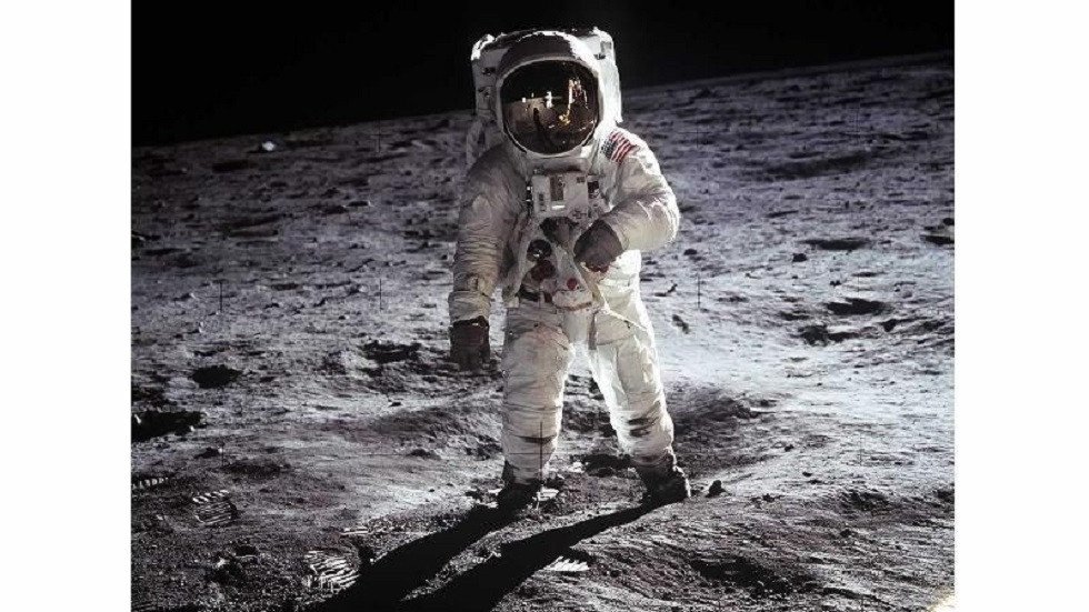 باحث أمريكي يجدد الجدل حول هبوط الإنسان على القمر عام 1969 3 صورة رائد فضاء على سطح القمر مع مركبة فضائية