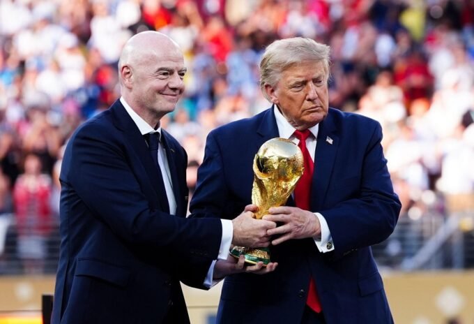 صورة لهاني أبو ريدة رئيس الاتحاد المصري لكرة القدم يتحدث عن قرار الفيفا وهدف مصر الملغى.