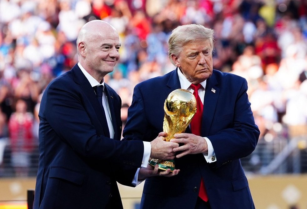 صورة لهاني أبو ريدة رئيس الاتحاد المصري لكرة القدم يتحدث عن قرار الفيفا وهدف مصر الملغى.