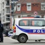 صورة لحشد من الجماهير الفرنسية تحتفل في الشوارع، مع التركيز على الجانب المأساوي للحادث ووفاة فتاة.