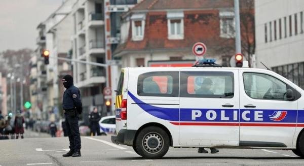 صورة لحشد من الجماهير الفرنسية تحتفل في الشوارع، مع التركيز على الجانب المأساوي للحادث ووفاة فتاة.