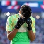 ياسين بونو حارس مرمى المنتخب المغربي يبكي بعد مباراة نصف نهائي كأس العالم.