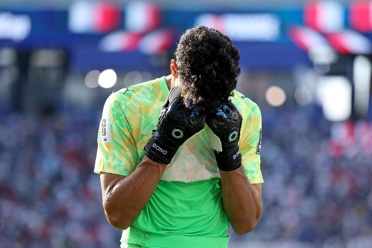 ياسين بونو حارس مرمى المنتخب المغربي يبكي بعد مباراة نصف نهائي كأس العالم.