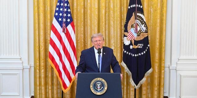 Donald Trump prononçant un discours, avec un drapeau américain en arrière-plan, évoquant la vulnérabilité du système électoral et l'ingérence chinoise.