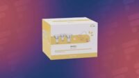 Un pack Philips Hue Essentials avec trois ampoules GU10 et une bande lumineuse LED de cinq mètres, posés sur une surface claire, illustrant l'offre promotionnelle.