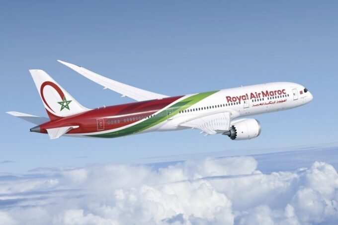 Un avion de Royal Air Maroc avec le logo des Lions de l'Atlas, symbolisant le pont aérien vers Boston pour les supporters du Mondial 2026.