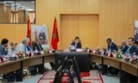 La ministre Leila Benali présidant une réunion du Conseil d'Administration de la CADETAF à Errachidia, discutant de la modernisation du secteur minier artisanal et du développement régional.