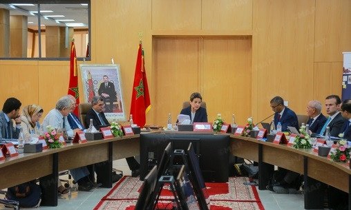 La ministre Leila Benali présidant une réunion du Conseil d'Administration de la CADETAF à Errachidia, discutant de la modernisation du secteur minier artisanal et du développement régional.