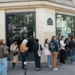 Une rue commerçante déserte avec plusieurs vitrines de magasins fermés, reflétant la crise des centres-villes.