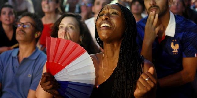 Les supporters français expriment leur déception et leur colère après la défaite cinglante des Bleus face à l'Espagne. Analyse de la performance et des réactions.