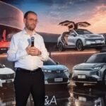 Souhail Houmaini, Directeur général de M-AUTOMOTIV, et Feng Wang, Vice-Président de GAC International, posent devant un véhicule GAC lors du lancement au Maroc.