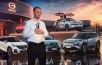 Souhail Houmaini, Directeur général de M-AUTOMOTIV, et Feng Wang, Vice-Président de GAC International, posent devant un véhicule GAC lors du lancement au Maroc.