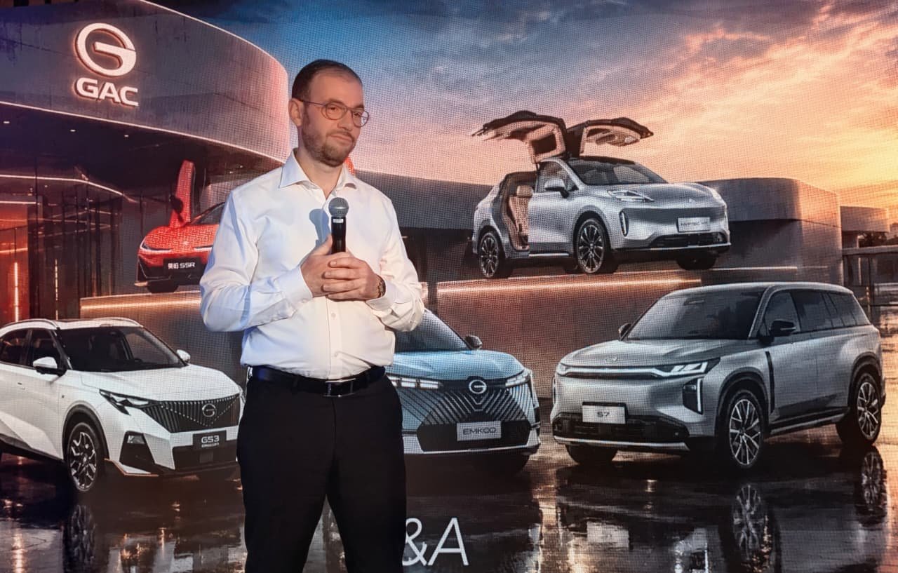 Souhail Houmaini, Directeur général de M-AUTOMOTIV, et Feng Wang, Vice-Président de GAC International, posent devant un véhicule GAC lors du lancement au Maroc.