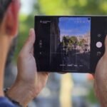 Un Samsung Galaxy Z Fold 8 déplié, tenu à l'horizontale, affichant une interface de caméra prenant une photo en orientation verticale.