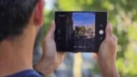 Un Samsung Galaxy Z Fold 8 déplié, tenu à l'horizontale, affichant une interface de caméra prenant une photo en orientation verticale.