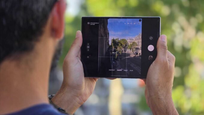 Un Samsung Galaxy Z Fold 8 déplié, tenu à l'horizontale, affichant une interface de caméra prenant une photo en orientation verticale.