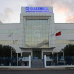 Un colis de médicaments Galenica prêt à être expédié vers la Russie, symbolisant l'expansion internationale du laboratoire marocain.