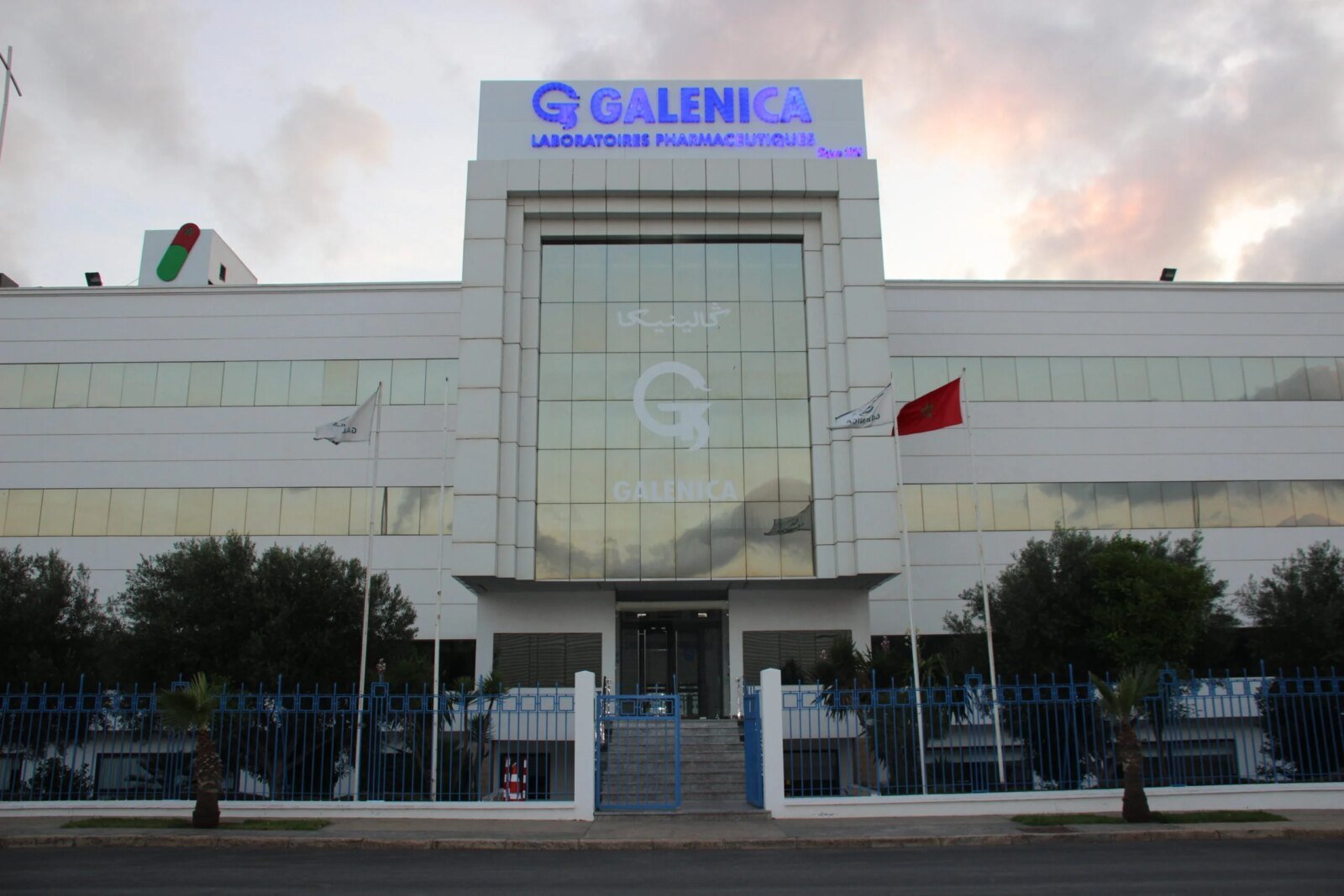 Un colis de médicaments Galenica prêt à être expédié vers la Russie, symbolisant l'expansion internationale du laboratoire marocain.