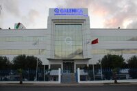 Un colis de médicaments Galenica prêt à être expédié vers la Russie, symbolisant l'expansion internationale du laboratoire marocain.