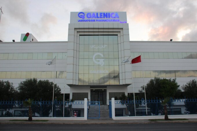 Un colis de médicaments Galenica prêt à être expédié vers la Russie, symbolisant l'expansion internationale du laboratoire marocain.