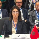 Vue aérienne d'un gazoduc traversant un paysage africain, symbolisant la connexion entre le Nigeria et le Maroc.