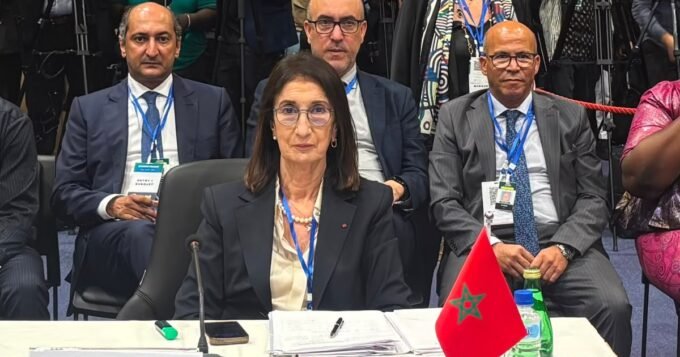 Vue aérienne d'un gazoduc traversant un paysage africain, symbolisant la connexion entre le Nigeria et le Maroc.