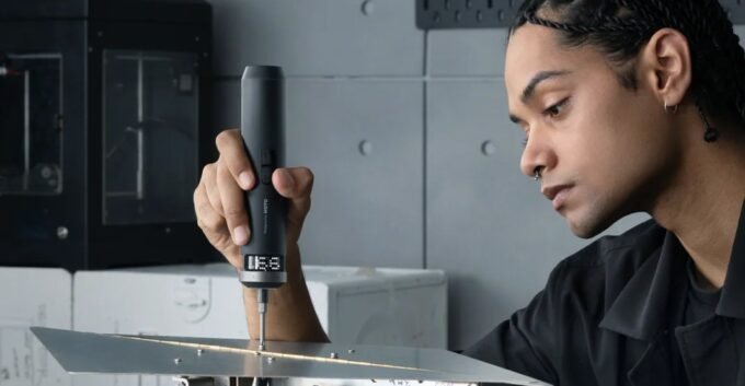 Hoto PixelDrive cordless screwdriver with its 30 bits and display