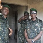 Le général de brigade Sennah Camara, inspecteur général des Forces armées guinéennes, en visite aux postes frontaliers de Kissidougou, Nongoa et Guéckédou, illustrant l'effort de sécurité face à la menace jihadiste.