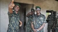 Le général de brigade Sennah Camara, inspecteur général des Forces armées guinéennes, en visite aux postes frontaliers de Kissidougou, Nongoa et Guéckédou, illustrant l'effort de sécurité face à la menace jihadiste.