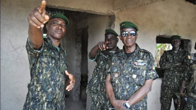 « Après les attaques au Mali, c’était la psychose » : la Guinée face à la menace jihadiste 6 Le général de brigade Sennah Camara, inspecteur général des Forces armées guinéennes, en visite aux postes frontaliers de Kissidougou, Nongoa et Guéckédou, illustrant l'effort de sécurité face à la menace jihadiste.