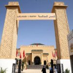 Justice : un adjoint au maire de Fès et son fils condamnés pour dénonciation calomnieuse 6 Un marteau de juge sur un bureau, symbolisant la décision de justice concernant l'adjoint au maire de Fès et son fils.