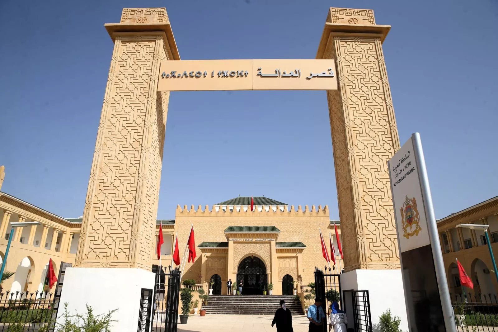 Justice : un adjoint au maire de Fès et son fils condamnés pour dénonciation calomnieuse 3 Un marteau de juge sur un bureau, symbolisant la décision de justice concernant l'adjoint au maire de Fès et son fils.