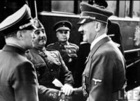 Le général Franco et Adolf Hitler, symboles des alliances et ambitions de la Seconde Guerre mondiale.