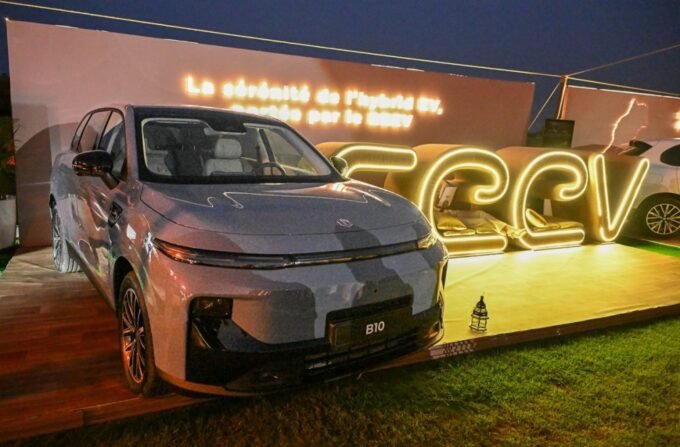 Leapmotor B10 : Le SUV électrique à prolongateur d'autonomie qui réinvente la mobilité au Maroc dès 269.000 DH 9 Vue latérale du Leapmotor B10, un SUV au design épuré et contemporain, avec ses lignes tendues et ses proportions équilibrées, présenté au Maroc.
