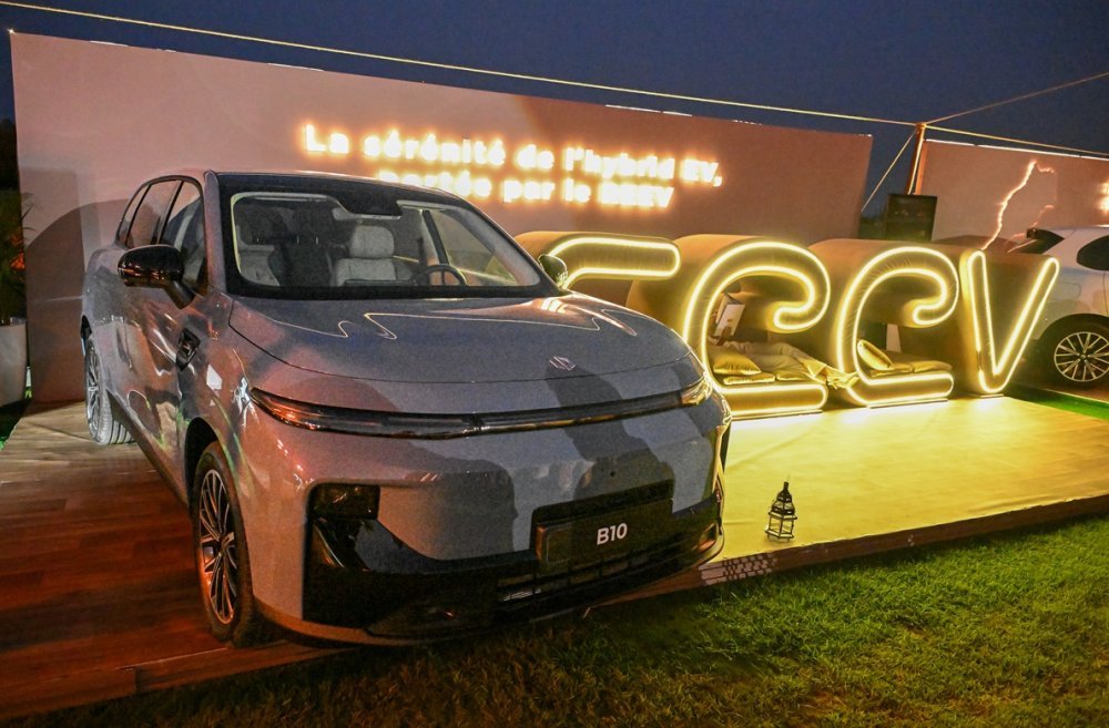 Leapmotor B10 : Le SUV électrique à prolongateur d'autonomie qui réinvente la mobilité au Maroc dès 269.000 DH 3 Vue latérale du Leapmotor B10, un SUV au design épuré et contemporain, avec ses lignes tendues et ses proportions équilibrées, présenté au Maroc.