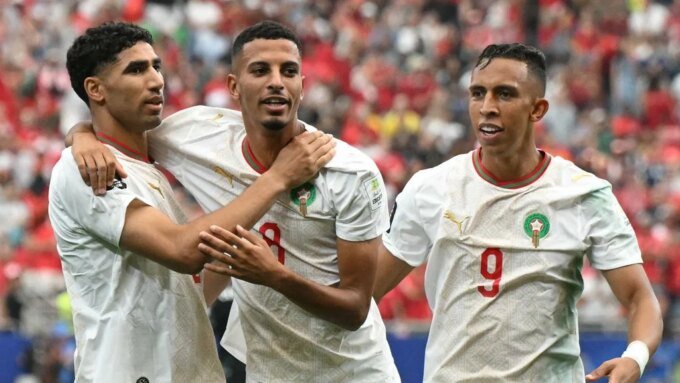 Le joueur marocain Azzedine Ounahi célébrant son but lors du match Maroc-Canada à la Coupe du Monde 2026, avec des supporters en arrière-plan.