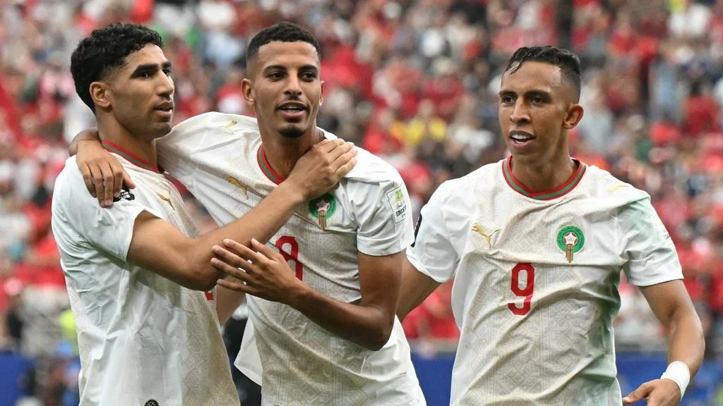 Le joueur marocain Azzedine Ounahi célébrant son but lors du match Maroc-Canada à la Coupe du Monde 2026, avec des supporters en arrière-plan.