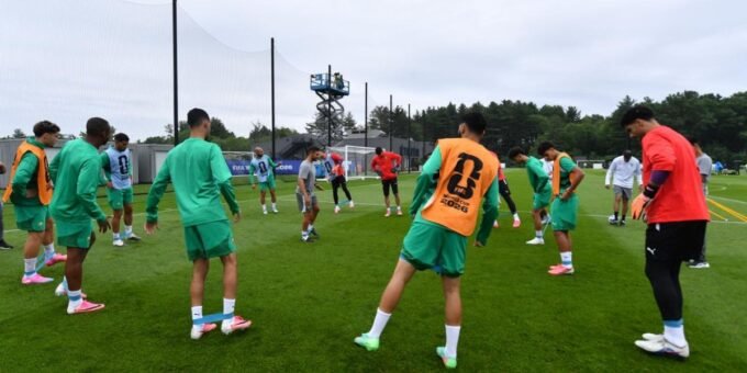 L'équipe nationale marocaine de football, les Lions de l'Atlas, en pleine séance d'entraînement à Boston, avec le sélectionneur Mohamed Ouahbi supervisant les joueurs sur le terrain et un groupe en salle pour la récupération, en préparation pour les quarts de finale de la Coupe du Monde de la FIFA 2026.