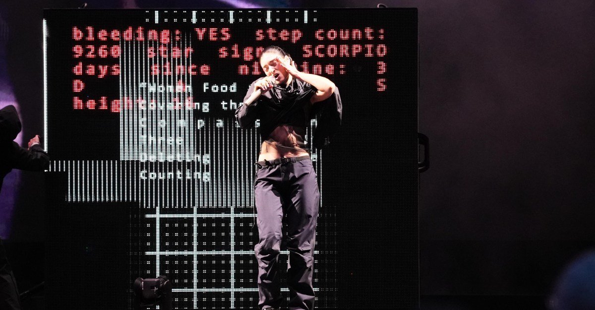 Lorde's Fiery Take: Why Ray-Ban Meta AI Glasses Are 'Not Sexy' 3 Lorde performing on stage at the 2026 Governors Ball, holding a microphone.