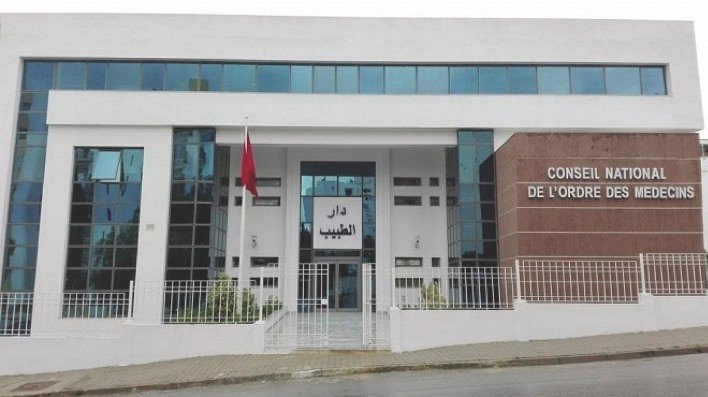 L'Ordre National des Médecins du Maroc : Une Réforme Majeure pour l'Avenir de la Santé 3 Illustration symbolisant la réforme de l'Ordre National des Médecins du Maroc, avec des éléments représentant la médecine, la justice et la gouvernance.