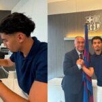 Le jeune talent marocain Mahdi El Maimouni posant avec le maillot du FC Barcelone après sa signature à La Masia.