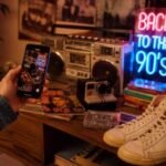 Réseaux sociaux: le marketing de la nostalgie s’impose comme un puissant levier d’engagement des marques 6 Illustration du marketing de la nostalgie sur les réseaux sociaux, avec des éléments visuels et sonores rétro des années 80, 90 et 2000, des logos vintage et des objets cultes, symbolisant le lien émotionnel entre les marques et les consommateurs.