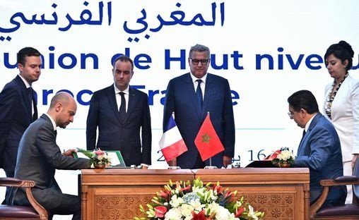 Aziz Akhannouch et Sébastien Lecornu lors de la signature des accords de coopération Maroc-France à Rabat