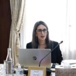 Maroc : L'Économie Nationale, un Pilier de Résilience Face aux Tempêtes, selon Nadia Fettah 3 Nadia Fettah, Ministre de l'Économie et des Finances, s'exprimant lors d'un Conseil de gouvernement.