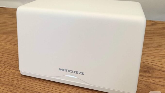 Mercusys Halo H47BE : Le Wi-Fi 7 Mesh Tri-Bande Révolutionne l'Accès à la Haute Performance à Moindre Coût 5 Deux bornes Mercusys Halo H47BE blanches, au design moderne et discret, posées sur une surface claire, illustrant la simplicité et l'efficacité du système Wi-Fi 7 mesh tri-bande.