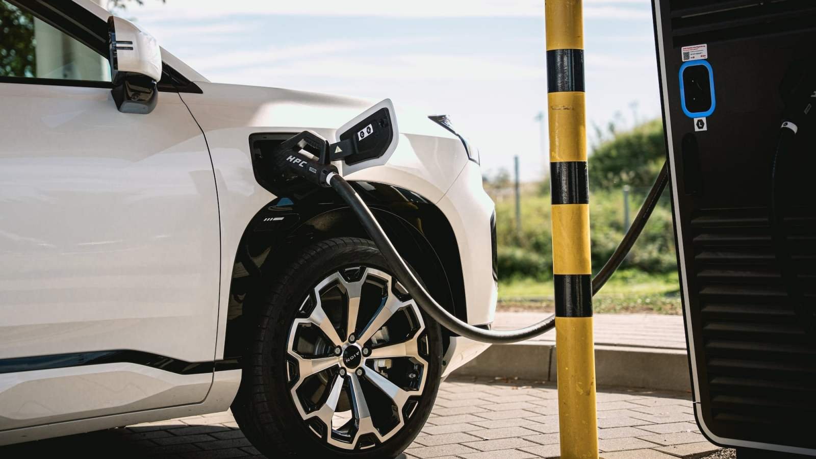 Mobilité Électrique : Le Bras de Fer Angell, la Taxe Choc du Royaume-Uni et le Mystère de la Twingo Démêlé dans notre Récap' Survoltés 3 Mobilité Électrique : Le Bras