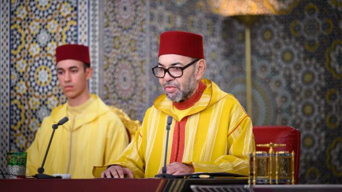 Le Roi Mohammed VI du Maroc prononçant le discours du Trône, soulignant l'importance de la souveraineté économique et de la stabilité.